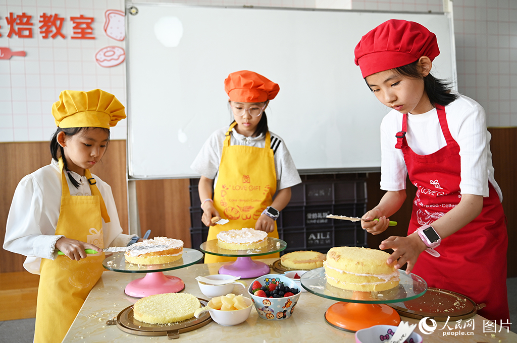 2026年5月30日,在甘肅蘭州一家蛋糕店內(nèi),孩子們體驗(yàn)蛋糕烘焙。人民網(wǎng) 席娟娟攝 2026年5月30日,在甘肅蘭州一家蛋糕店內(nèi),孩子們體驗(yàn)蛋糕烘焙。人民網(wǎng) 席娟娟攝