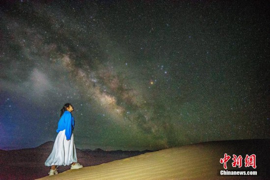 圖為6月20日晚，游客在西藏阿里暗夜公園與銀河“合影”。曹枝清 攝