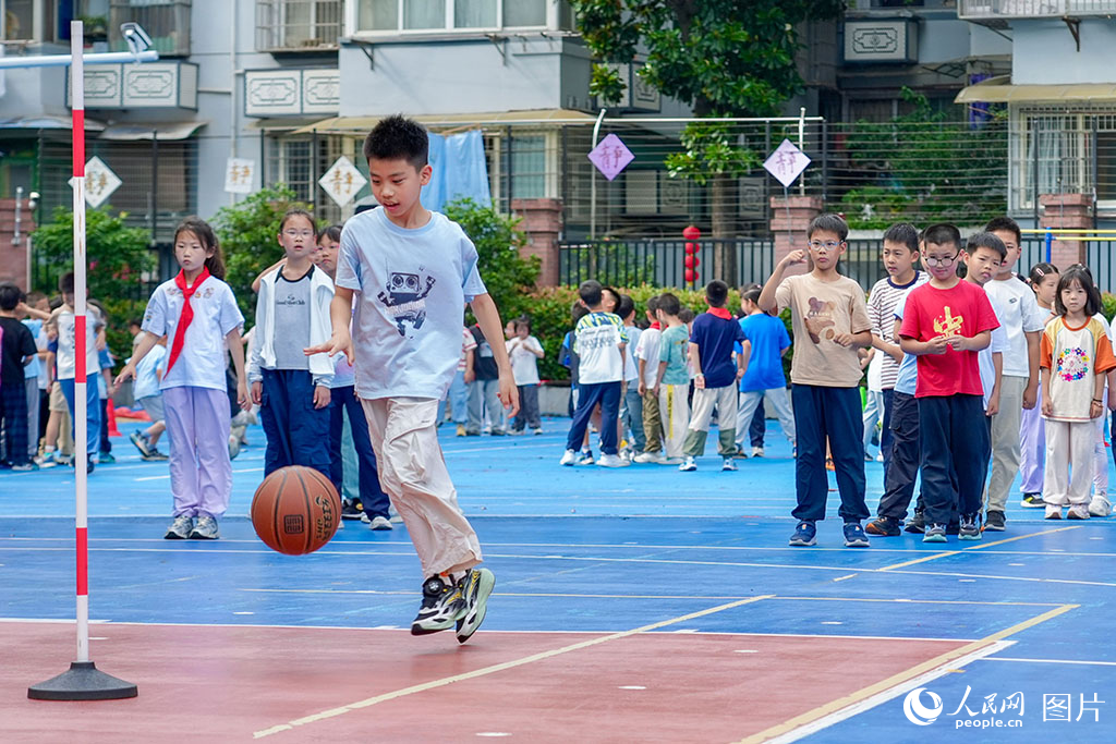 2026年5月27日,浙江杭州長(zhǎng)壽橋小學(xué)的孩子們?cè)诓賵?chǎng)上打籃球。奔跑、傳球、投籃,笑聲與腳步聲交織成一片。人民網(wǎng)記者 郭揚(yáng)攝 2026年5月27日,浙江杭州長(zhǎng)壽橋小學(xué)的孩子們?cè)诓賵?chǎng)上打籃球。奔跑、傳球、投籃,笑聲與腳步聲交織成一片。人民網(wǎng)記者 郭揚(yáng)攝