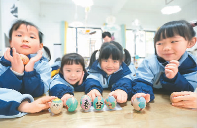 3月18日，貴州省黔南布依族苗族自治州都勻市青云湖幼兒園的小朋友們在體驗立蛋民俗。肖 偉攝（人民視覺）