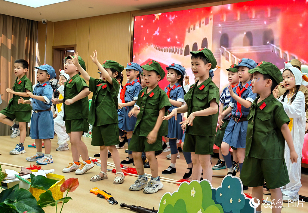 2026年5月30日,河南鄭州中原區(qū)永威鑫城幼兒園的孩子們來(lái)到鄭康養(yǎng)·金色年華頤養(yǎng)中心,為老人們表演了精彩節(jié)目,以這種溫馨的方式慶祝兒童節(jié)的到來(lái)。人民網(wǎng)記者 王玉興攝 2026年5月30日,河南鄭州中原區(qū)永威鑫城幼兒園的孩子們來(lái)到鄭康養(yǎng)·金色年華頤養(yǎng)中心,為老人們表演了精彩節(jié)目,以這種溫馨的方式慶祝兒童節(jié)的到來(lái)。人民網(wǎng)記者 王玉興攝