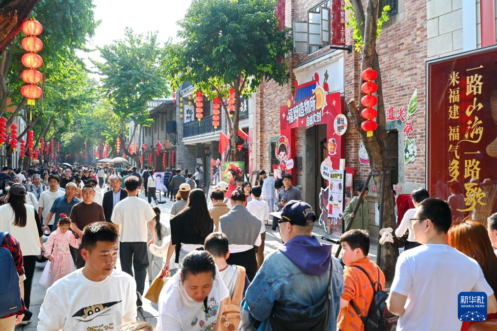 2月22日，市民游客在福州上下杭?xì)v史文化街區(qū)參觀游覽。新華社記者林善傳 攝