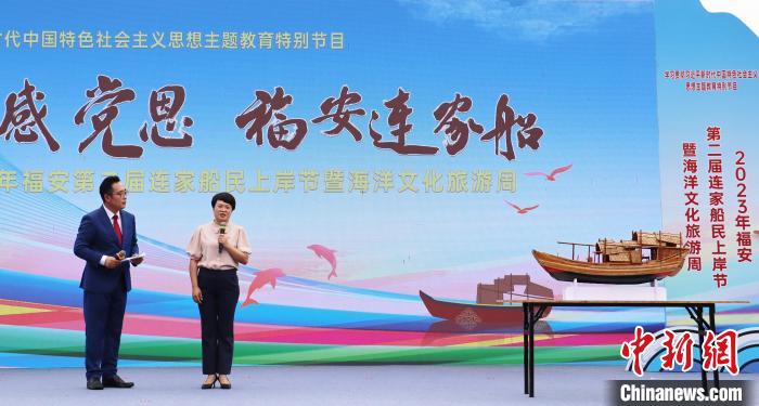 村民分享連家船民“搬上來(lái)、住下來(lái)、富起來(lái)”的故事和難忘經(jīng)歷?！×珠派?攝