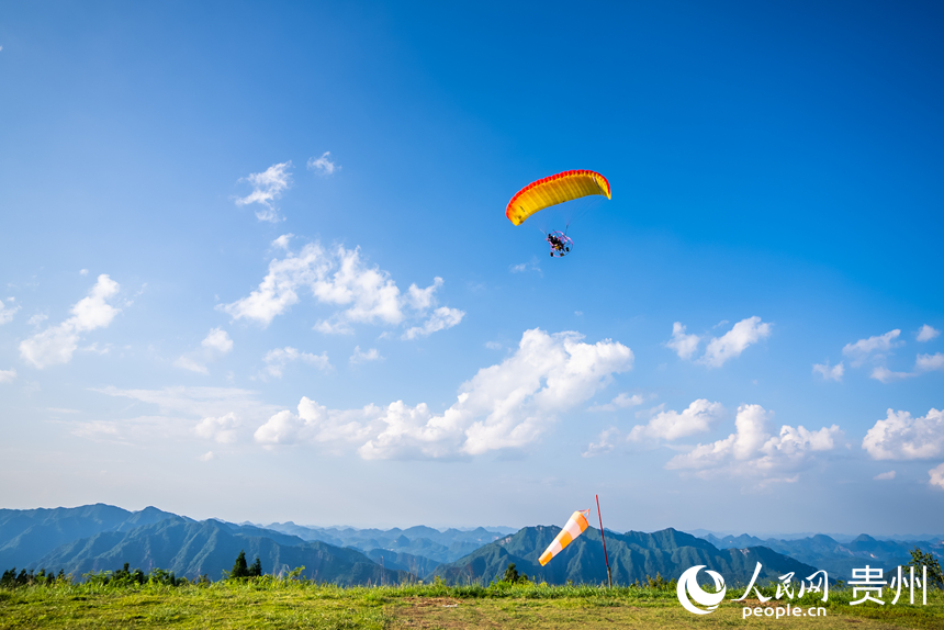 游客在野玉海飛行營地乘動(dòng)力滑翔傘體驗(yàn)云端觀景。人民網(wǎng)記者 涂敏攝