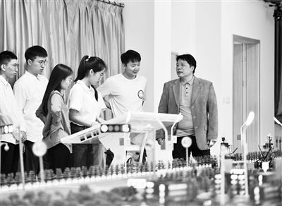 圖為天津大學(xué)智能與計(jì)算學(xué)部教師在沙盤教室內(nèi)給學(xué)生講授智能駕駛等方面的內(nèi)容。 新華社記者 趙子碩攝