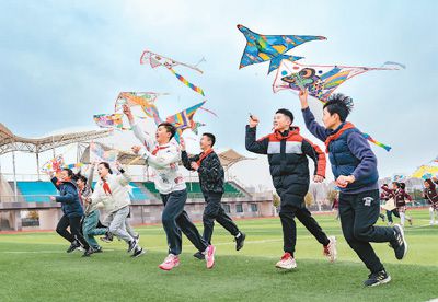 3月18日，江蘇省海安市南屏小學(xué)的孩子們在操場上放風(fēng)箏，感受春天的氣息。翟慧勇攝（人民視覺）