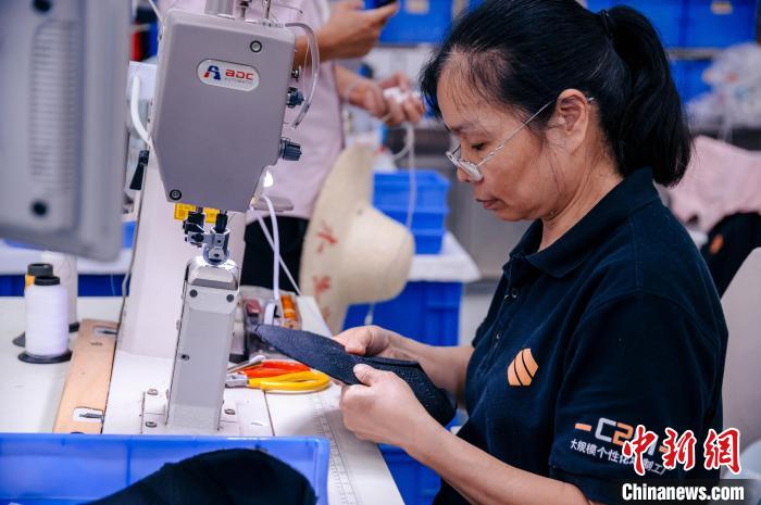 圖為員工在生產(chǎn)線工作?！±钅宪?攝