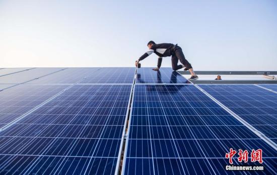 資料圖：4月23日，航拍正在建設(shè)的江西都昌縣磯山湖“漁光一體”光伏電站。傅建斌 攝