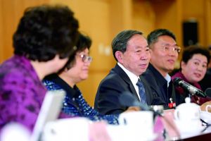 3月8日，全國(guó)政協(xié)舉行教育界別聯(lián)組會(huì)議，教育部部長(zhǎng)袁貴仁右三到會(huì)聽(tīng)取建議。