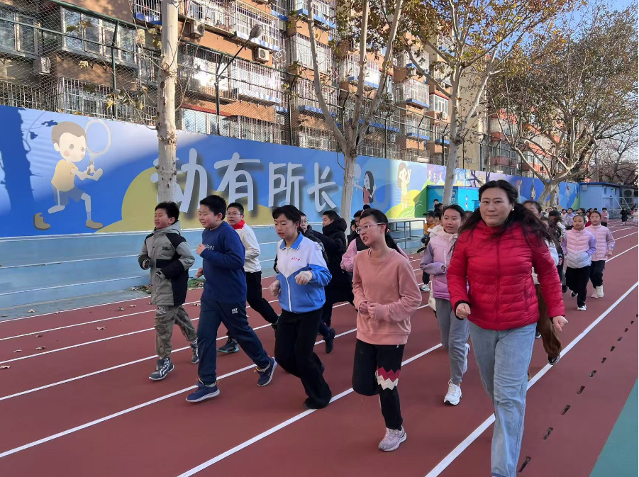 學生們在班主任陪同下跑步。人民網 白炅攝