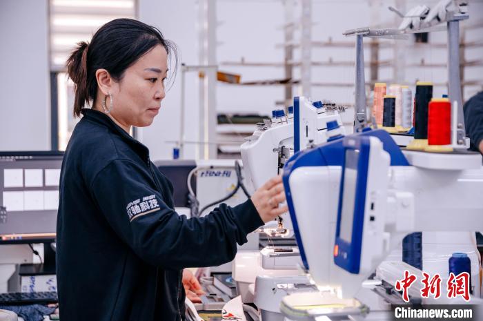 莆田鞋企通過(guò)快速打樣線，實(shí)現(xiàn)個(gè)性化訂制?！±钅宪?攝