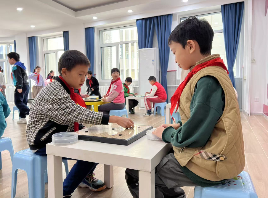 學生們在少先隊大廳下圍棋。人民網 白炅攝