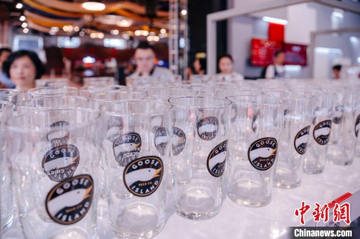 基地內(nèi)，各式啤酒文化周邊產(chǎn)品在出售。　李南軒 攝