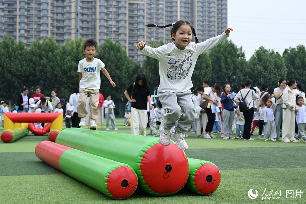 2026年5月27日,山東濟(jì)南歷下區(qū)百合幼兒園“六一”親子運(yùn)動(dòng)會(huì)現(xiàn)場(chǎng),孩子們跟隨音樂(lè)節(jié)拍快樂(lè)躍動(dòng),一張張燦爛笑臉定格了純真而充滿活力的美好瞬間。人民網(wǎng)記者 劉祺攝 2026年5月27日,山東濟(jì)南歷下區(qū)百合幼兒園“六一”親子運(yùn)動(dòng)會(huì)現(xiàn)場(chǎng),孩子們跟隨音樂(lè)節(jié)拍快樂(lè)躍動(dòng),一張張燦爛笑臉定格了純真而充滿活力的美好瞬間。人民網(wǎng)記者 劉祺攝