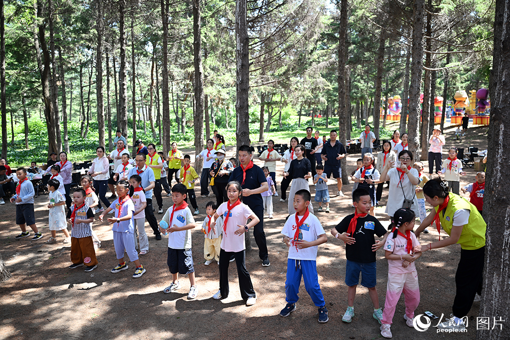 2026年5月31日,在吉林長(zhǎng)春動(dòng)植物公園,吉林大學(xué)白求恩第二醫(yī)院的醫(yī)護(hù)家庭參加了一場(chǎng)親子活動(dòng)。孩子們?cè)诂F(xiàn)場(chǎng)跟隨老師學(xué)習(xí)八段錦。人民網(wǎng)記者 李成偉攝 2026年5月31日,在吉林長(zhǎng)春動(dòng)植物公園,吉林大學(xué)白求恩第二醫(yī)院的醫(yī)護(hù)家庭參加了一場(chǎng)親子活動(dòng)。孩子們?cè)诂F(xiàn)場(chǎng)跟隨老師學(xué)習(xí)八段錦。人民網(wǎng)記者 李成偉攝