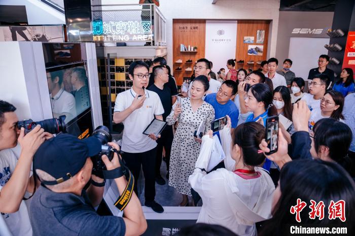 在定制鞋門店，顧客只需往腳型測(cè)量?jī)x器上一站，幾秒后就會(huì)出具一份詳盡的腳型報(bào)告。　李南軒 攝