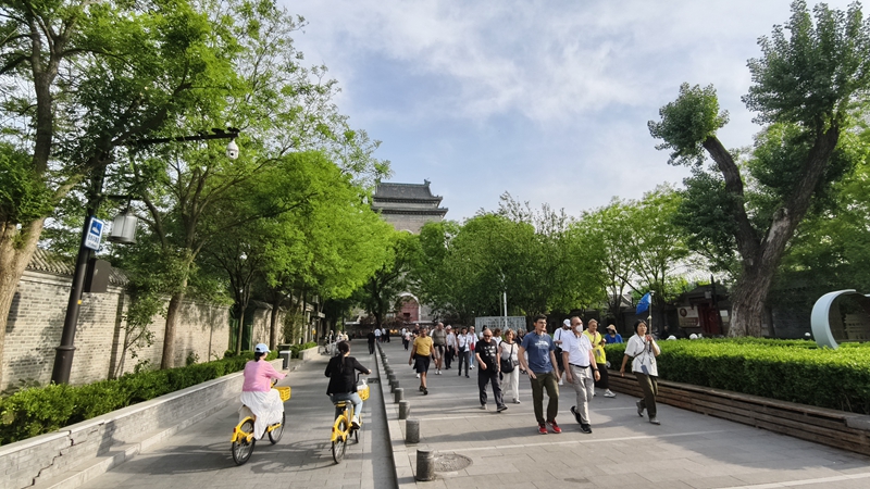 外國(guó)游客游覽北京鼓樓。人民網(wǎng)記者 李楠樺攝