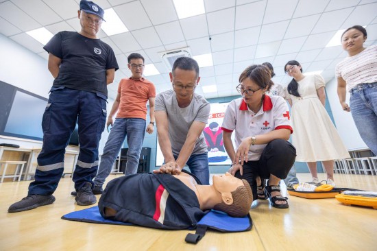 在浙江省湖州市吳興區(qū)龍泉小學(xué)，紅十字會(huì)救護(hù)員對(duì)教職工進(jìn)行自動(dòng)體外除顫器（AED）使用培訓(xùn)。新華社發(fā)（伊凡攝）
