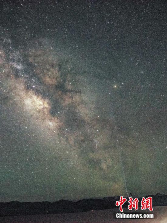 圖為6月20日晚游客在西藏阿里暗夜公園，與銀河“合影”。曹枝清 攝