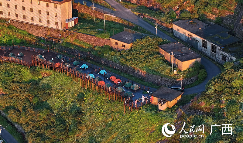 山頂露營區(qū)。人民網(wǎng) 雷琦竣攝