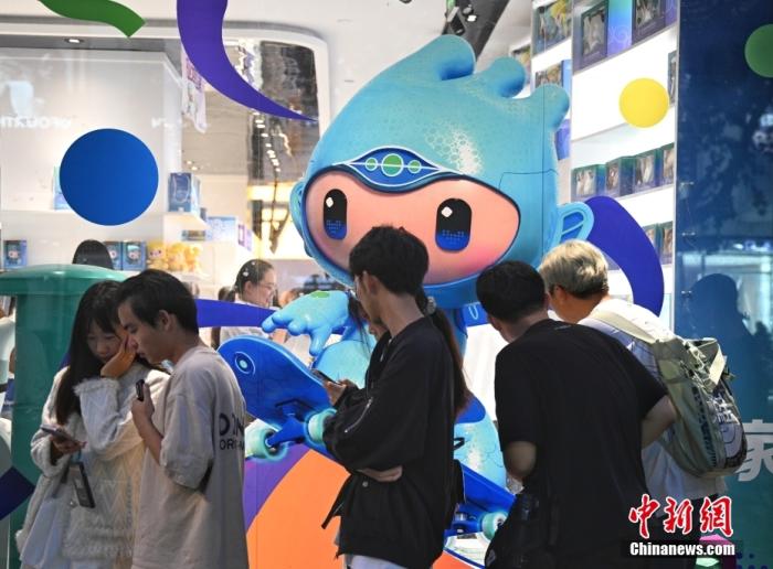 資料圖：9月23日，杭州第19屆亞運(yùn)會(huì)開幕式在浙江杭州奧體中心體育場(chǎng)舉行。圖為游人在亞運(yùn)特許商品店外排隊(duì)購(gòu)物。<a target='_blank' href='/'>中新社</a>記者 王剛 攝