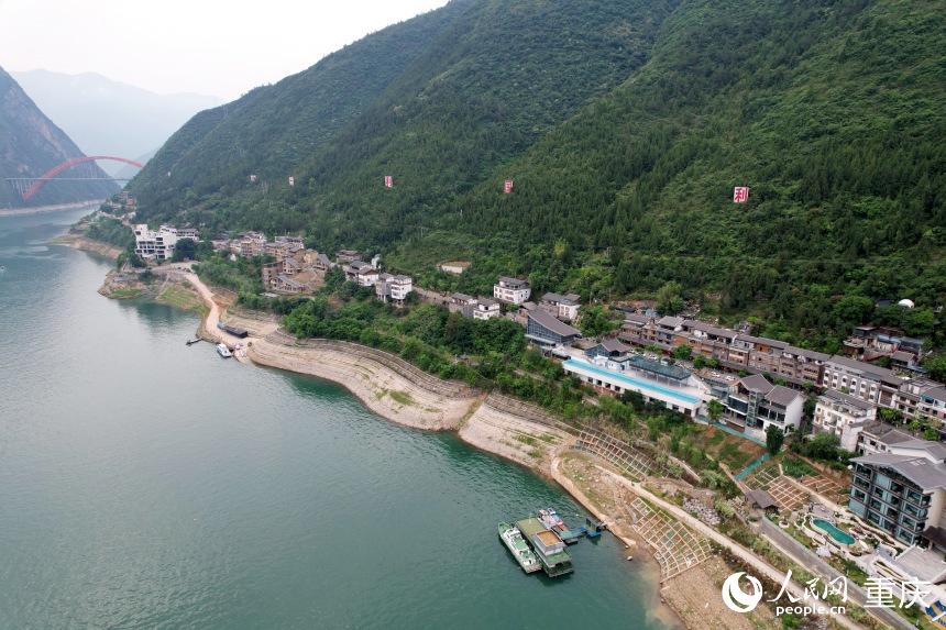 三峽里·竹枝村全長2.5公里，如一條絲帶分布于長江沿線。人民網(wǎng)記者 劉政寧攝