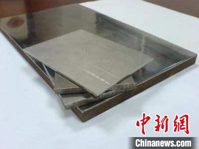 企業(yè)展示的金屬?gòu)?fù)合材料產(chǎn)品?！垕I子 攝