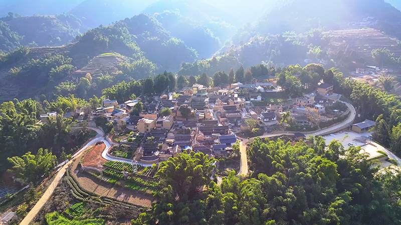 【1】曼海村全景。陶思源-攝