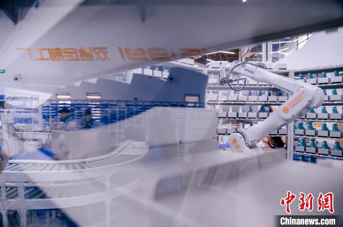 定制鞋自動(dòng)化生產(chǎn)車間一角?！±钅宪?攝