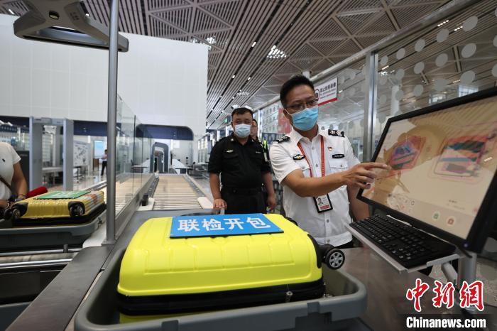 6月25日，在?？诿捞m國際機場T2航站樓，工作人員對完成改造的設(shè)備進行模擬測試?！∈Y啟明 攝