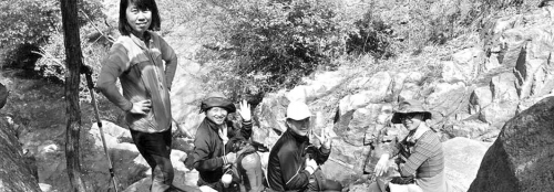 近日，資深驢友隨哥組織驢友到濟(jì)南仲宮太甲山游玩。圖為驢友正在山路上休息。隨哥供圖