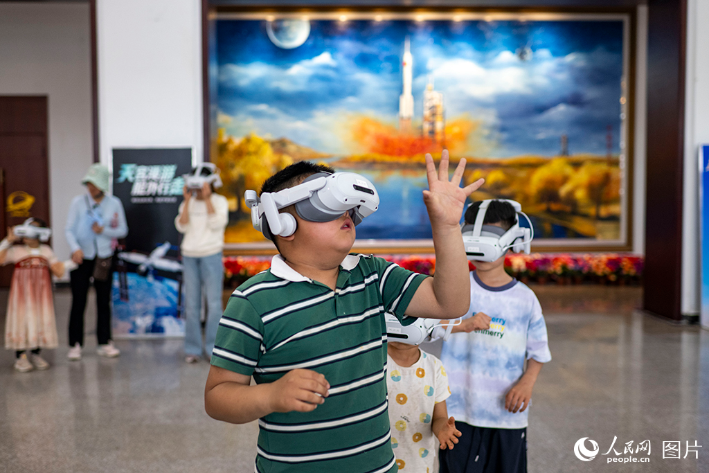 2026年5月23日,在酒泉衛(wèi)星發(fā)射中心的科普活動(dòng)現(xiàn)場(chǎng),孩子們正通過(guò)VR設(shè)備體驗(yàn)太空探索,感受星辰大海的壯闊。人民網(wǎng)記者 翁奇羽攝 2026年5月23日,在酒泉衛(wèi)星發(fā)射中心的科普活動(dòng)現(xiàn)場(chǎng),孩子們正通過(guò)VR設(shè)備體驗(yàn)太空探索,感受星辰大海的壯闊。人民網(wǎng)記者 翁奇羽攝