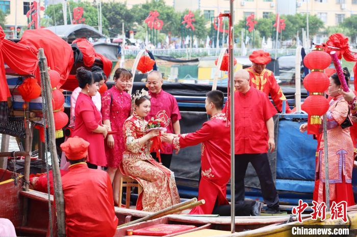 連家船民婚俗秀之迎親禮和成親禮?！×珠派?攝