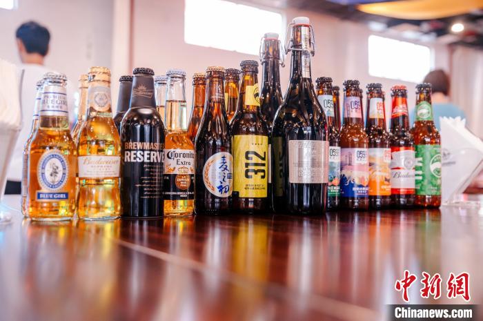 莆田基地主要生產(chǎn)全球旗艦品牌百威、科羅娜、貝克等啤酒，并生產(chǎn)雪津啤酒、雪山啤酒、藍(lán)妹啤酒等?！±钅宪?攝