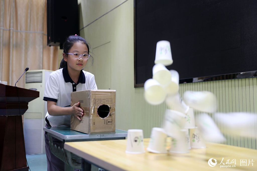 2026年5月29日,天津平山道小學(xué)的學(xué)生利用空氣炮發(fā)射壓縮空氣,擊倒紙杯塔。人民網(wǎng)記者 崔新耀攝 2026年5月29日,天津平山道小學(xué)的學(xué)生利用空氣炮發(fā)射壓縮空氣,擊倒紙杯塔。人民網(wǎng)記者 崔新耀攝