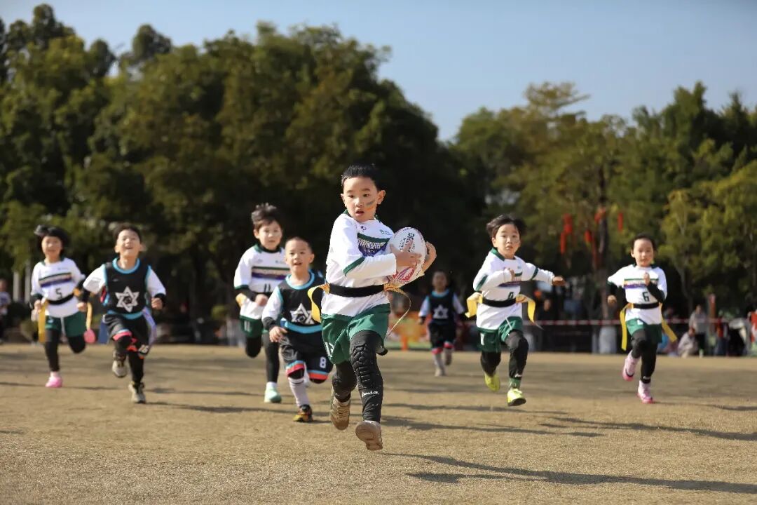 福建省福州市兒童公園，幼兒組隊(duì)員正在進(jìn)行橄欖球比賽。謝貴明攝（人民視覺(jué)）