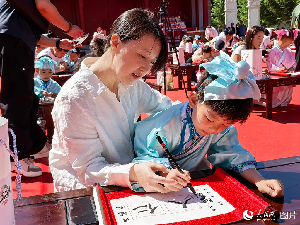 2026年5月30日,在吉林長(zhǎng)春文廟博物館傳統(tǒng)啟蒙禮活動(dòng)現(xiàn)場(chǎng),孩子們提筆書(shū)寫(xiě)“仁”與“人”,在古韻雅樂(lè)中篤學(xué)明禮,開(kāi)啟嶄新的成長(zhǎng)篇章。人民網(wǎng)記者 王帝元攝 2026年5月30日,在吉林長(zhǎng)春文廟博物館傳統(tǒng)啟蒙禮活動(dòng)現(xiàn)場(chǎng),孩子們提筆書(shū)寫(xiě)“仁”與“人”,在古韻雅樂(lè)中篤學(xué)明禮,開(kāi)啟嶄新的成長(zhǎng)篇章。人民網(wǎng)記者 王帝元攝