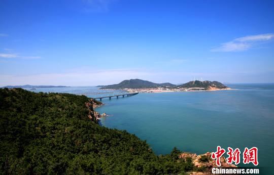 煙臺環(huán)境優(yōu)美、氣候宜人，遍布的海水浴場、濱海觀光景點為游艇帆船產(chǎn)業(yè)發(fā)展創(chuàng)造了條件。(資料圖) 楊兵 攝