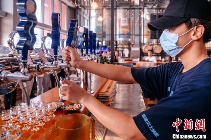 圖為百威雪津啤酒莆田基地工作人員正在打酒?！±钅宪?攝